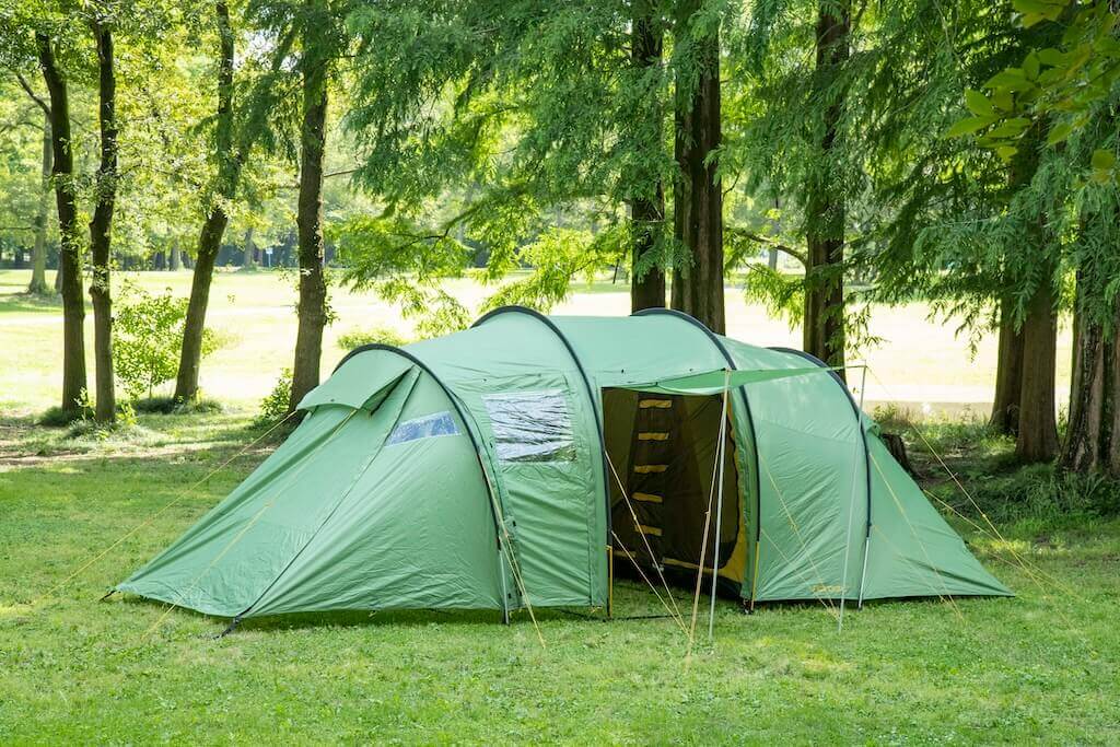 キャンプマスターに聞くテント＆タープを「ひとりで美しく」張るコツ｜トンネル型