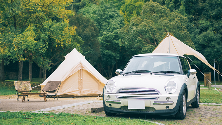 キャンプ場に駐車する車と設置されたテント
